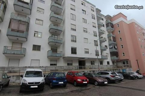Apartamento T1 com 140 m2 em Rio de Mouro