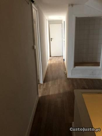 Apartamento T3+4 para reabilitar