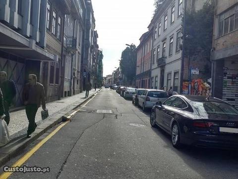 Escritório Rua de Cedofeita com luz directa e WC