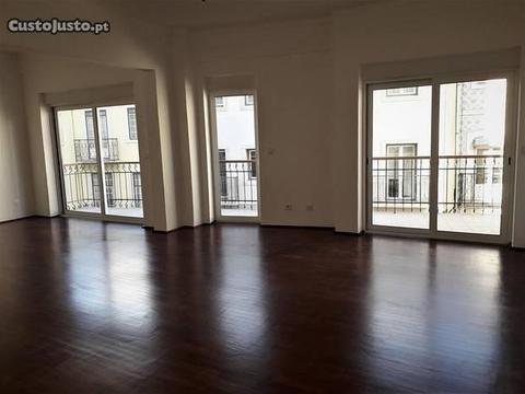 Apartamento T4 na Rua Buenos Aires