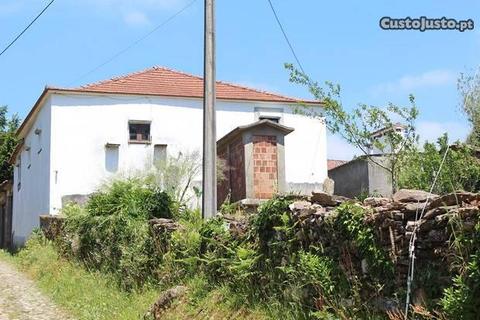 Moradia em pedra com terreno