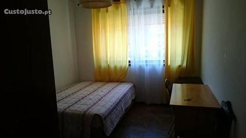 Quartos para rapaz ou rapariga, junto à UA