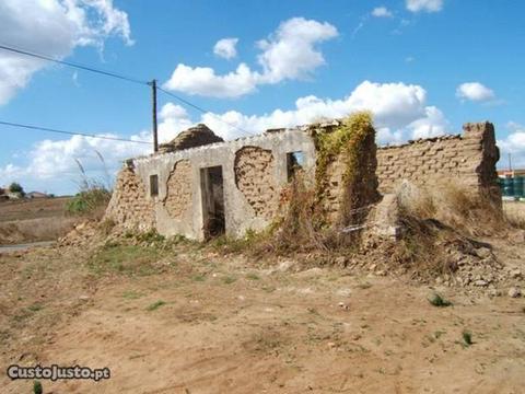 Terreno de 7240 m2 com Ruína - zona da Lourinhã