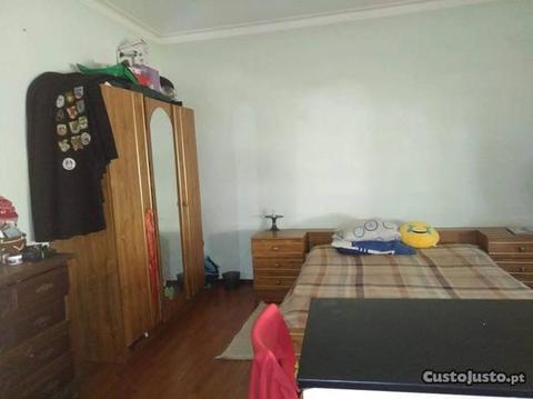 quarto individual grande inclui um sofá