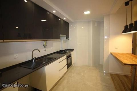 Apartamento de 3 Assoalhadas em Mem Martins(A2448)