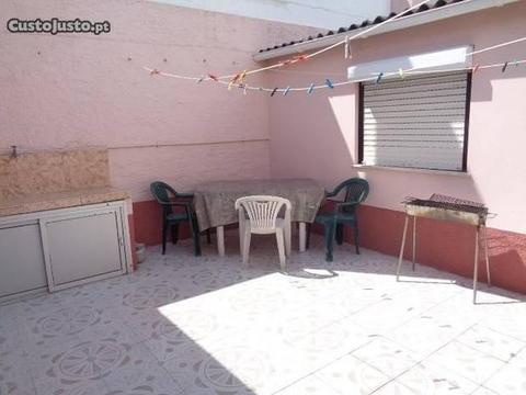 Moradia T2 Com Quintal perto da Praia