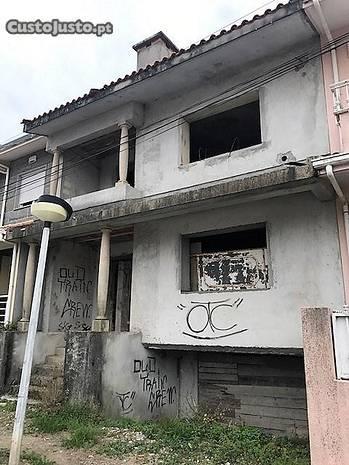 Moradia Geminada com 3 pisos em construção