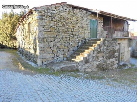 Casa em pedra, quatro frentes e horta em frente