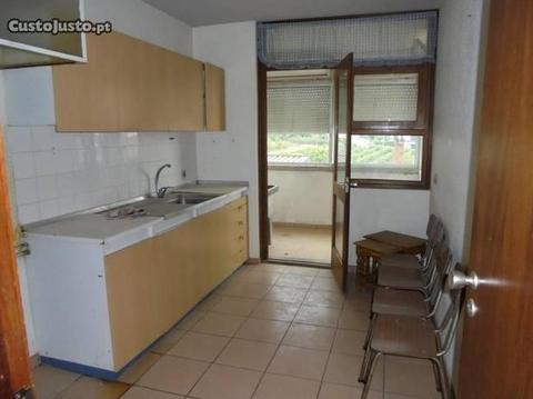 Apartamento t3, cave e garagem fechada