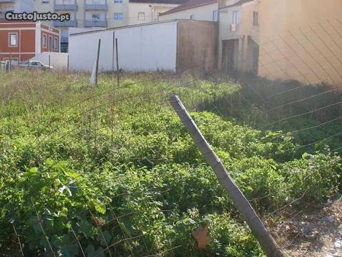 Terreno urbano, com 700 m2, centro de Cadaval