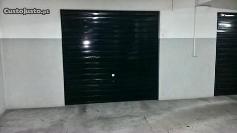Garagem fechada 2 carros, em garagem comum na Maia