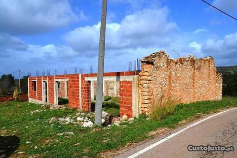 Terreno com Ruína em Recuperação