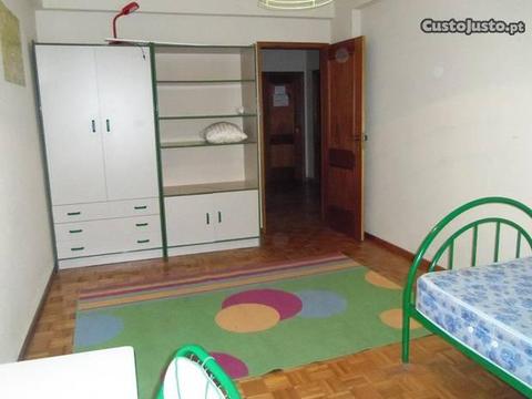 Quarto mobilado, com internet ao lado da ESE