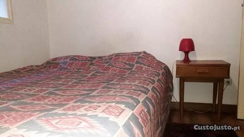 1 Quarto (m/f) T5 Celas/Praça (Desp. Incluídas)