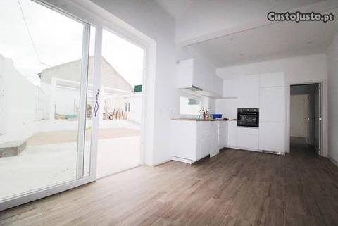 Moradia V3 Totalmente Remodelada