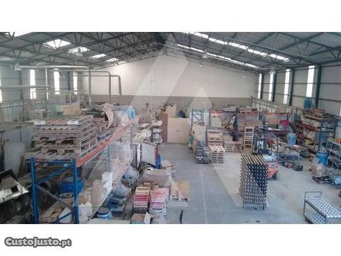 Armazém com 1155m2,zona Industrial da Mota