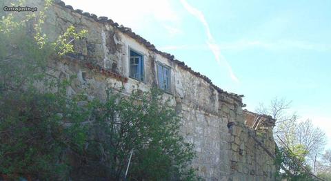 2 casas em pedra c/ terreno a 3kms de Vila Real