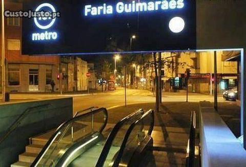 Á estação de Metro de Faria de Guimarães